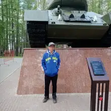 Фото нурдин 3 стою около танка в уфе